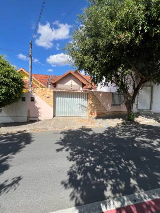 Casa pra locação no Catole com 03 dormitórios - próximo ao shopping