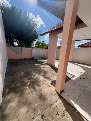 Casa pra locação no Catole com 03 dormitórios - próximo ao shopping