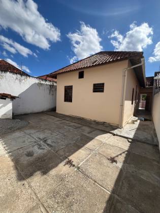 Casa pra locação no Catole com 03 dormitórios - próximo ao shopping