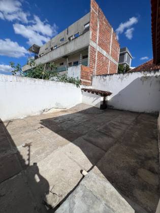 Casa pra locação no Catole com 03 dormitórios - próximo ao shopping