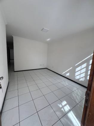 Casa pra locação no Catole com 03 dormitórios - próximo ao shopping