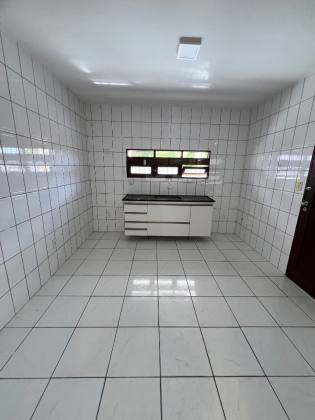 Casa pra locação no Catole com 03 dormitórios - próximo ao shopping