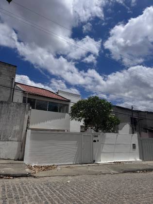 Casa a venda em região central