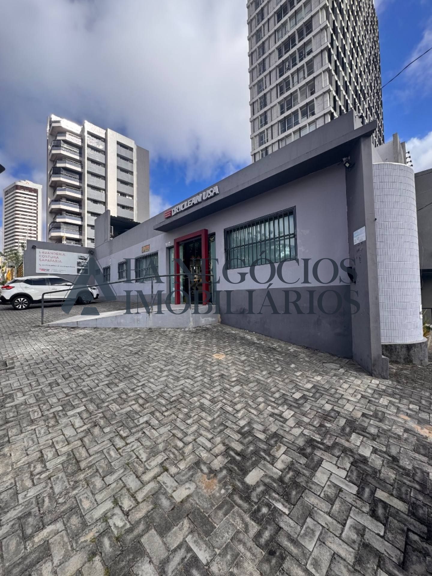 Ponto comercial em área nobre: estacionamento na rua principal para locação