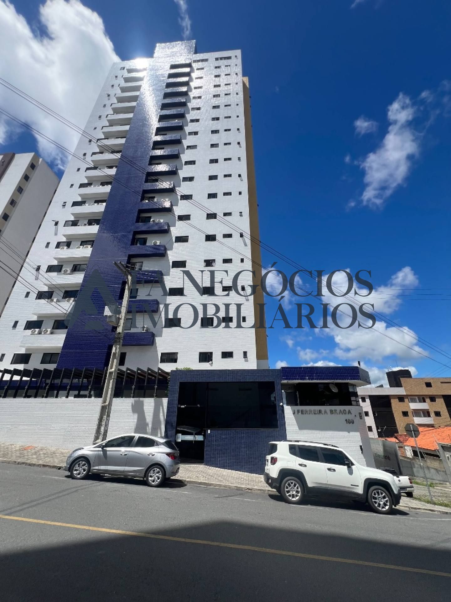 Apartamento pra locação no Alto Branco com 02 suítes e 03 vagas de garagem