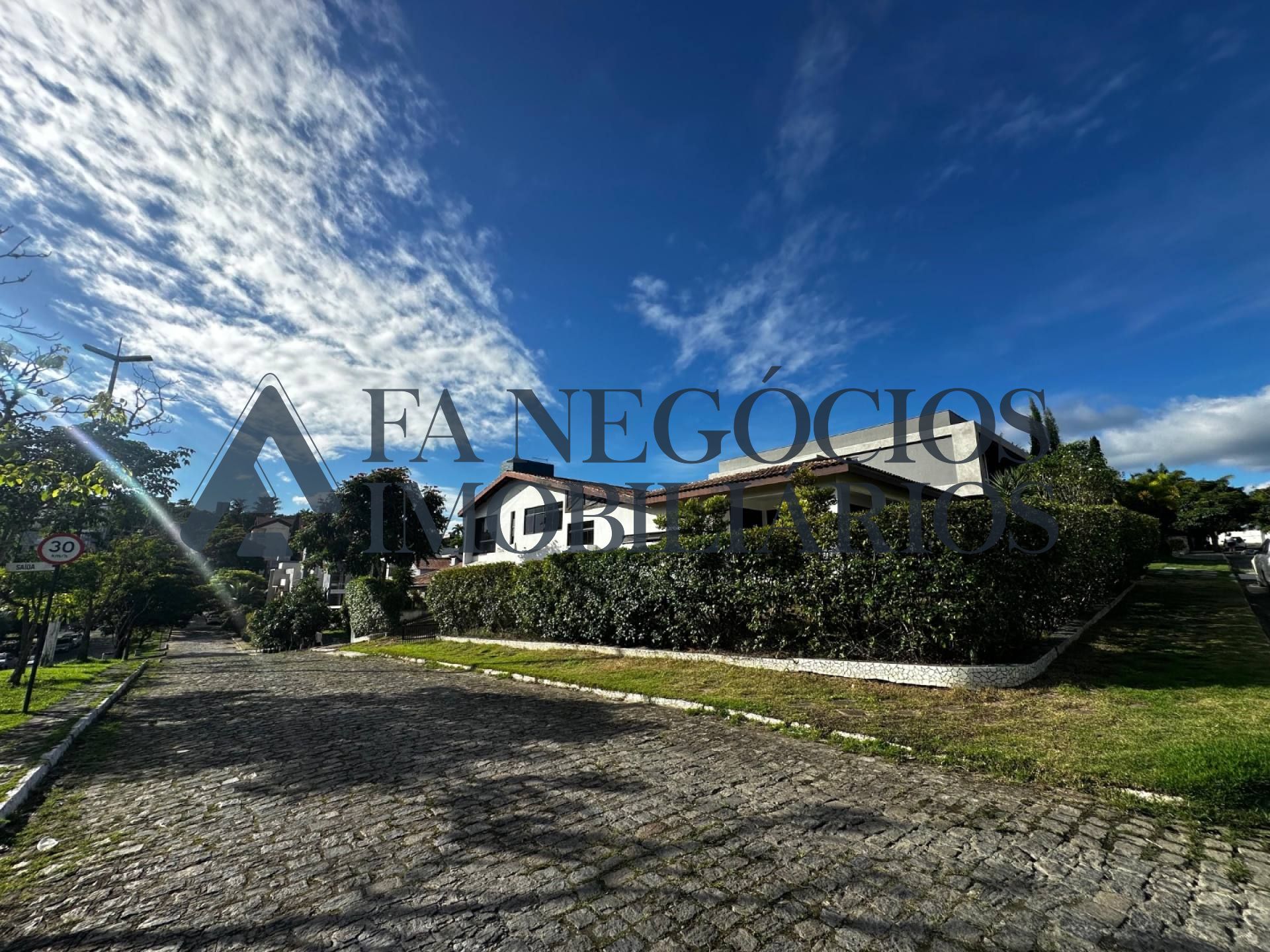 Casa espaçosa em condomínio fechado