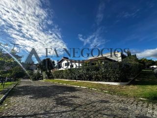 Casa espaçosa em condomínio fechado