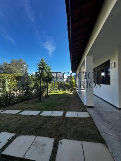 Casa espaçosa em condomínio fechado
