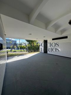 Casa espaçosa em condomínio fechado