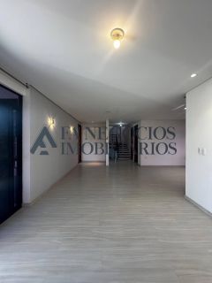 Casa espaçosa em condomínio fechado