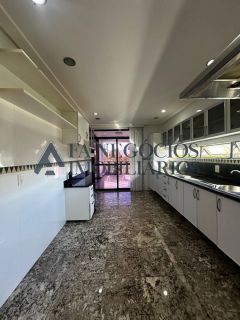 Casa espaçosa em condomínio fechado