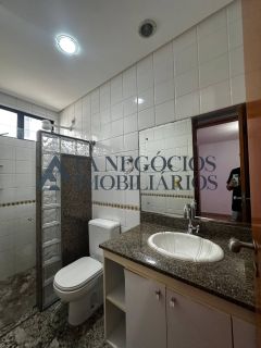 Casa espaçosa em condomínio fechado