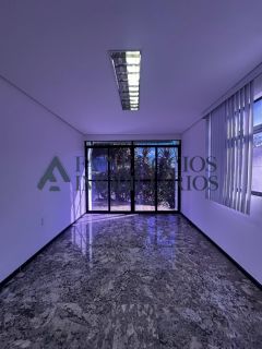 Casa espaçosa em condomínio fechado