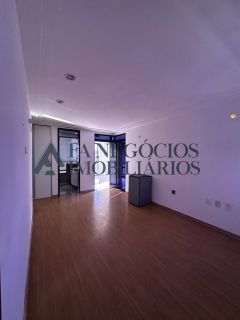 Casa espaçosa em condomínio fechado