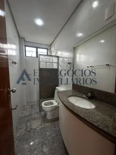 Casa espaçosa em condomínio fechado