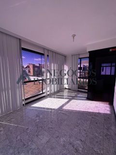 Casa espaçosa em condomínio fechado
