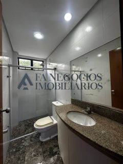 Casa espaçosa em condomínio fechado