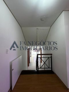 Casa espaçosa em condomínio fechado