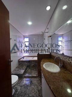 Casa espaçosa em condomínio fechado
