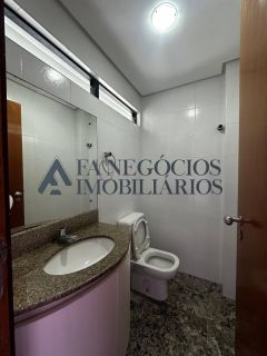 Casa espaçosa em condomínio fechado