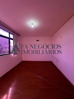 Casa espaçosa em condomínio fechado