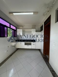 Casa espaçosa em condomínio fechado