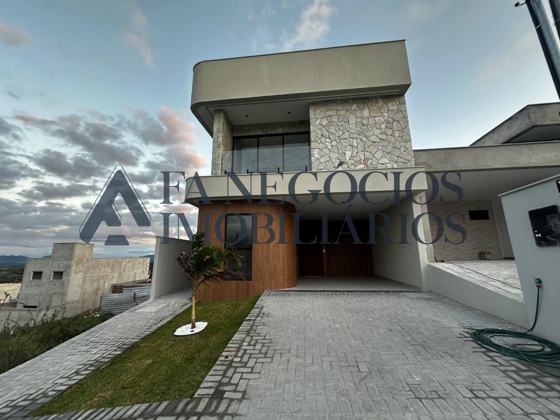Casa de Condomínio Para Vender com 4 quartos 3 suítes no Skyville Residence em Campina Grande
