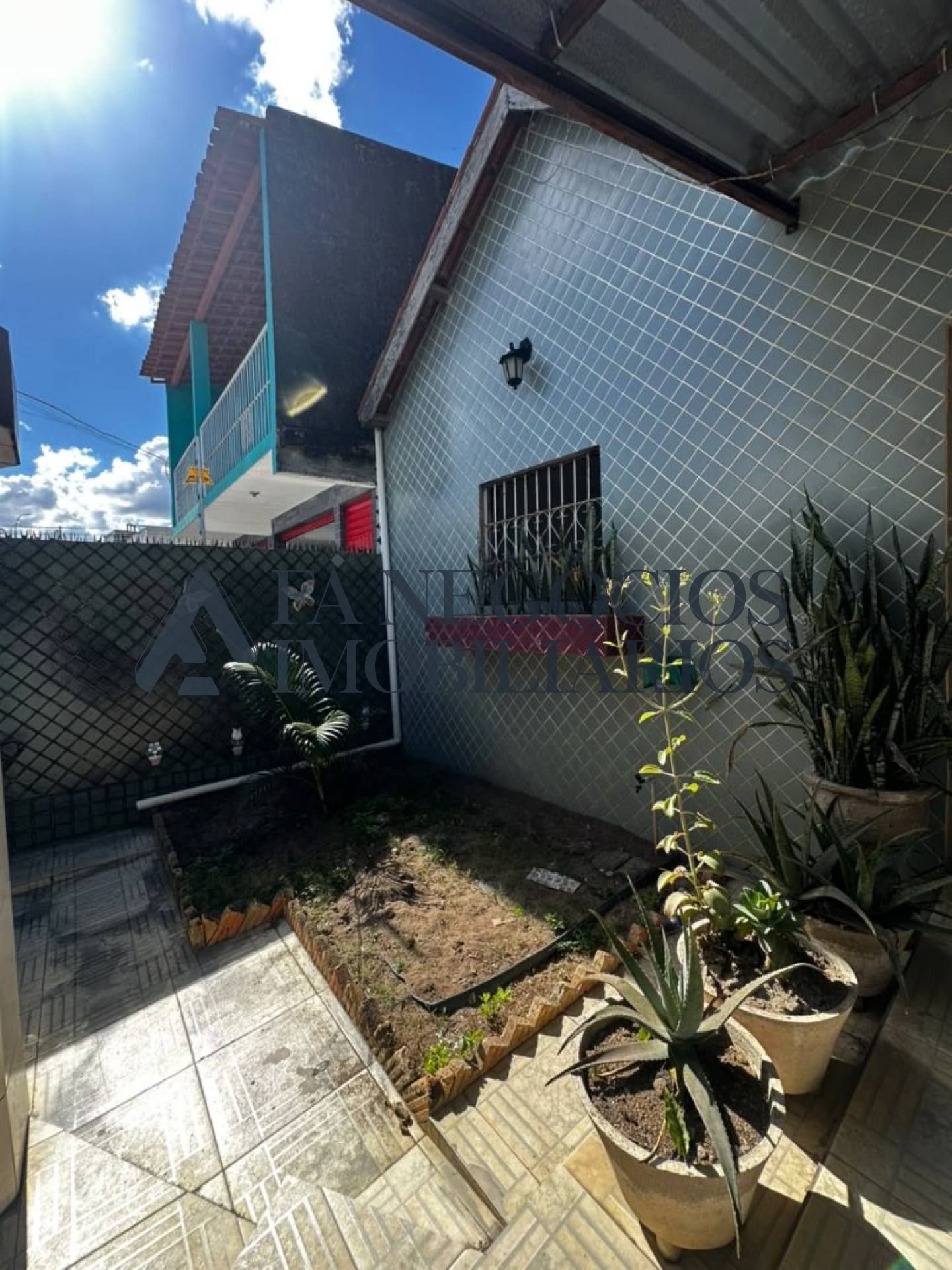 CASA COM POTENCIAL COMERCIAL A MARGEM DA AV. JK.