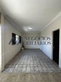 CASA COM POTENCIAL COMERCIAL A MARGEM DA AV. JK.