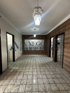 CASA COM POTENCIAL COMERCIAL A MARGEM DA AV. JK.