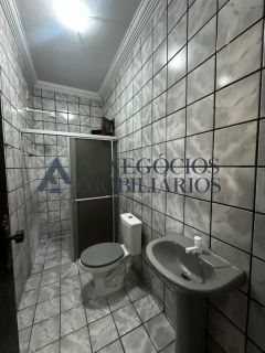 CASA COM POTENCIAL COMERCIAL A MARGEM DA AV. JK.