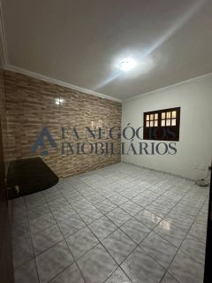 CASA COM POTENCIAL COMERCIAL A MARGEM DA AV. JK.