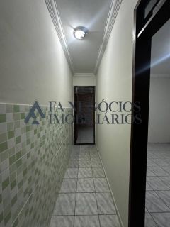 CASA COM POTENCIAL COMERCIAL A MARGEM DA AV. JK.