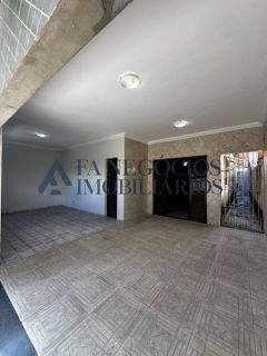 CASA COM POTENCIAL COMERCIAL A MARGEM DA AV. JK.