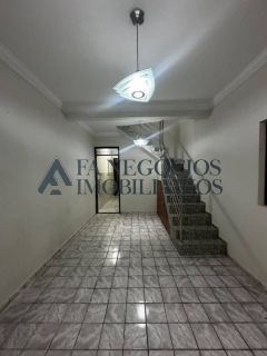CASA COM POTENCIAL COMERCIAL A MARGEM DA AV. JK.