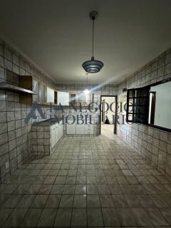 CASA COM POTENCIAL COMERCIAL A MARGEM DA AV. JK.