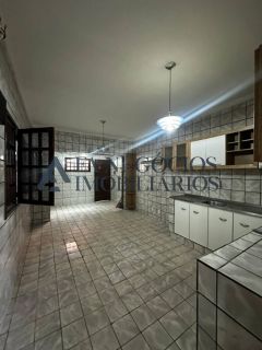 CASA COM POTENCIAL COMERCIAL A MARGEM DA AV. JK.