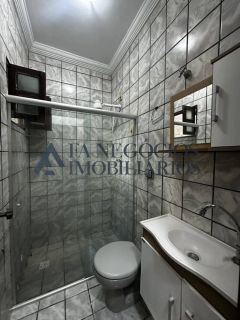 CASA COM POTENCIAL COMERCIAL A MARGEM DA AV. JK.