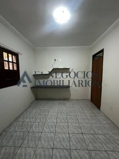 CASA COM POTENCIAL COMERCIAL A MARGEM DA AV. JK.