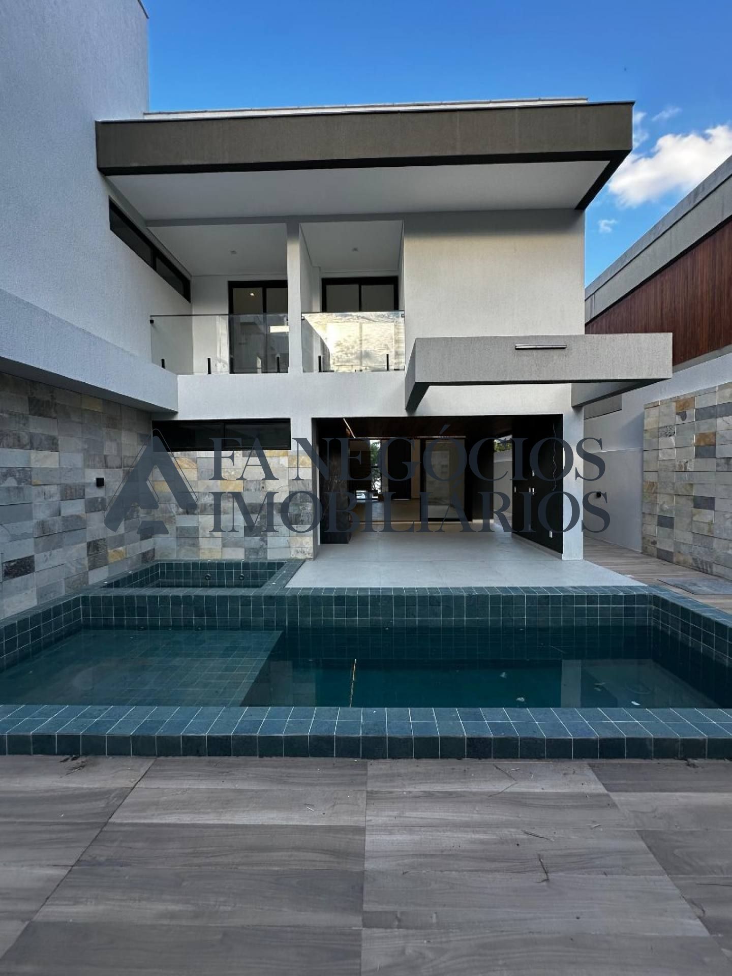 Casa com 04 suítes de Alto Padrão a venda no Condomínio Alphaville Campina Grande