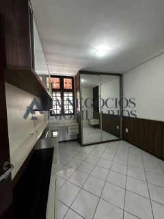 Casa a venda com 04 suítes no Catolé