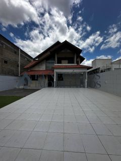 Casa a venda com 04 suítes no Catolé