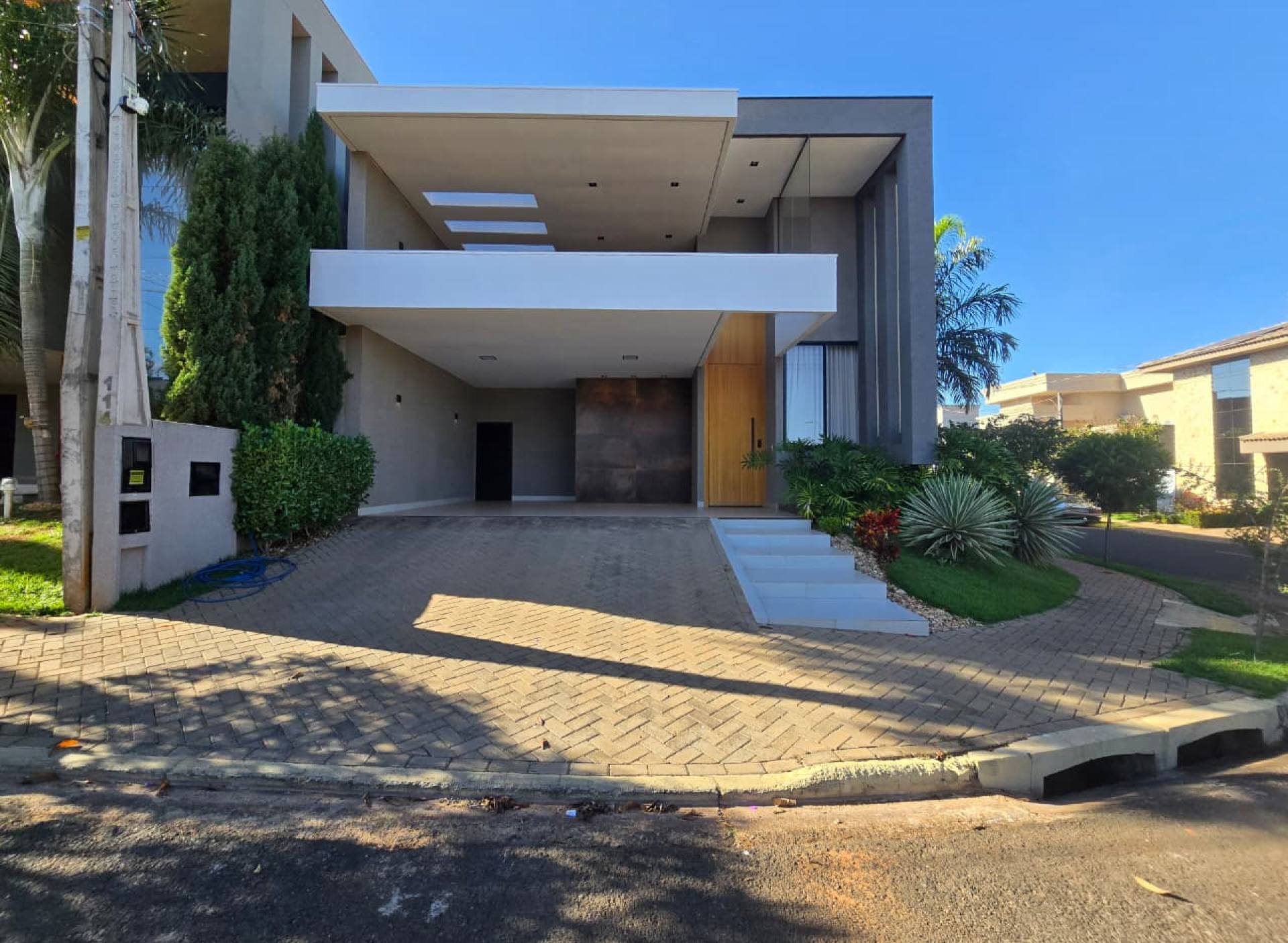 Casa Térrea com 3 Suítes, Piscina e Energia Fotovoltaica no Quinta do Lago Blue Lagoon
