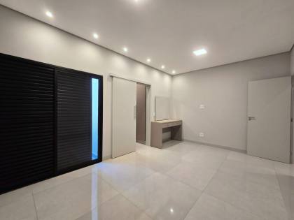 Casa Nova Térrea com 3 Suítes, Piscina  no Quinta do Lago Lac Leman