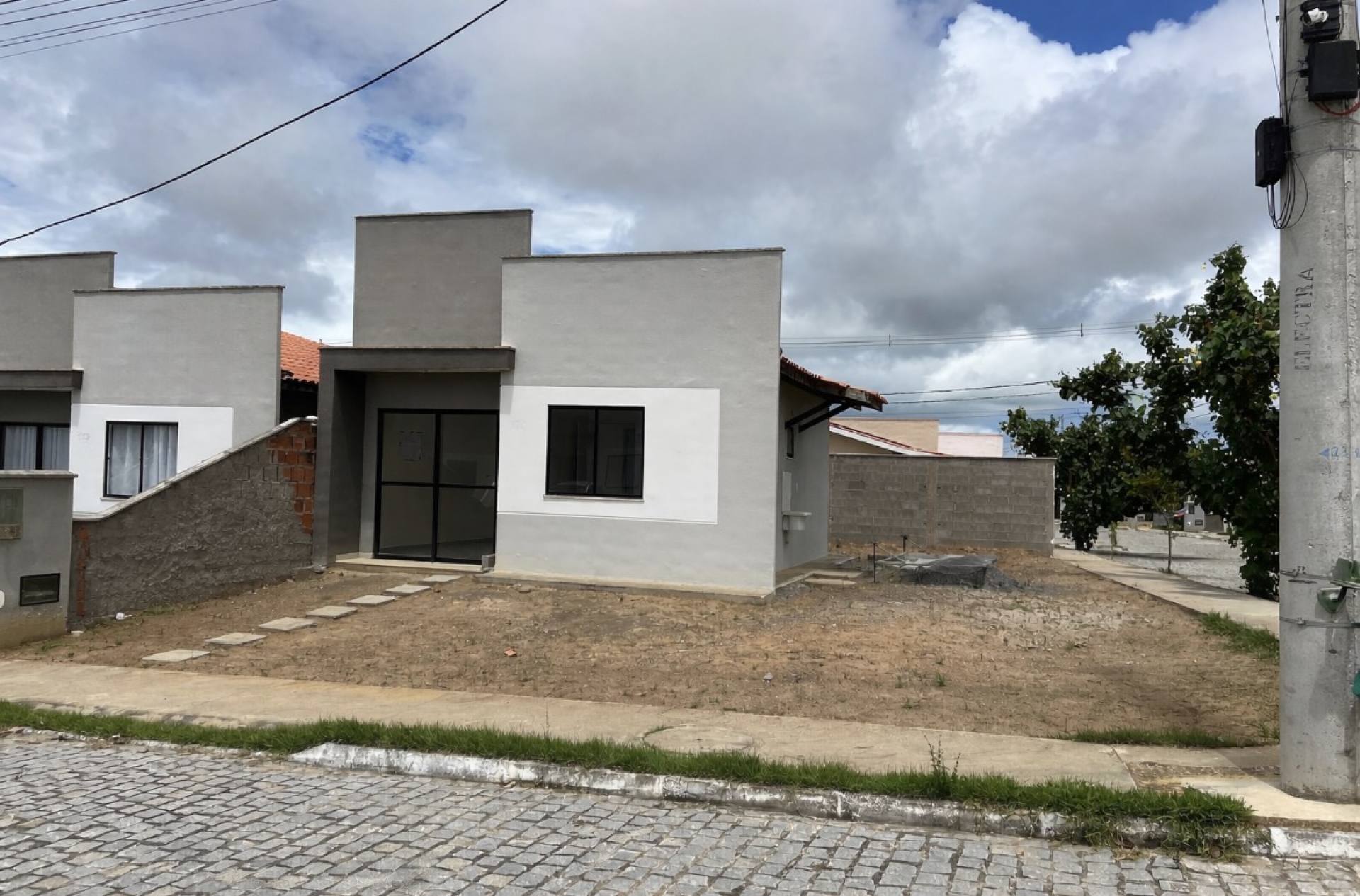 Casa nova, 2/4, de esquina com terreno excedente.