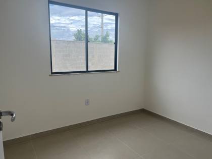 Casa nova, 2/4, de esquina com terreno excedente.