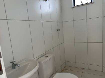 Casa nova, 2/4, de esquina com terreno excedente.