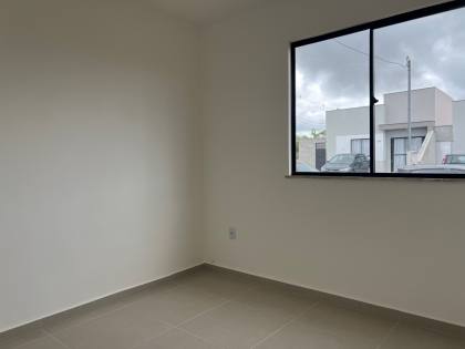 Casa nova, 2/4, de esquina com terreno excedente.