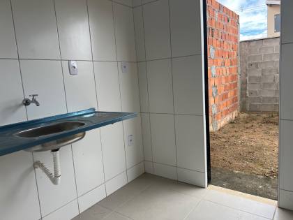 Casa nova, 2/4, de esquina com terreno excedente.