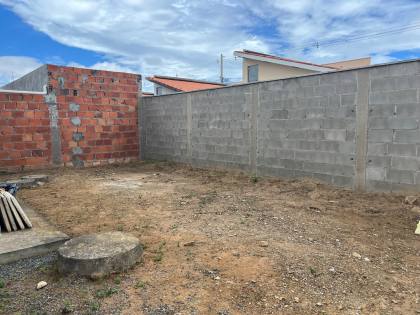 Casa nova, 2/4, de esquina com terreno excedente.